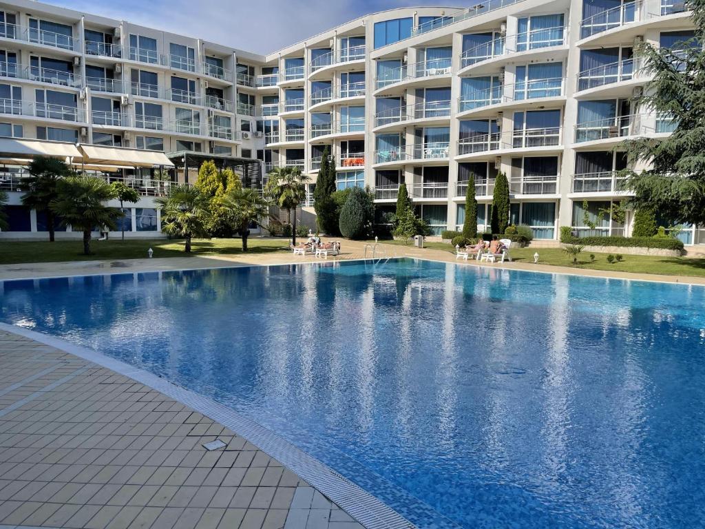einem großen Pool vor einem großen Apartmenthaus in der Unterkunft Day Dream in Burgas City