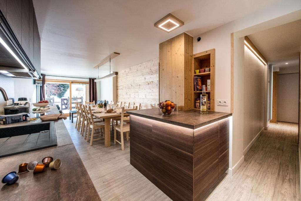 レ・デュー・アルプにあるAppartement Edelweiss SKIOPIEDS - Centre Stationの大きな島のあるオープンキッチン、ダイニングルーム