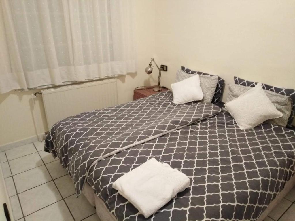 Posteľ alebo postele v izbe v ubytovaní Estrella Del Mar Tranquil and spacious villa, convenient location 3-5 mins' walk to all amenities