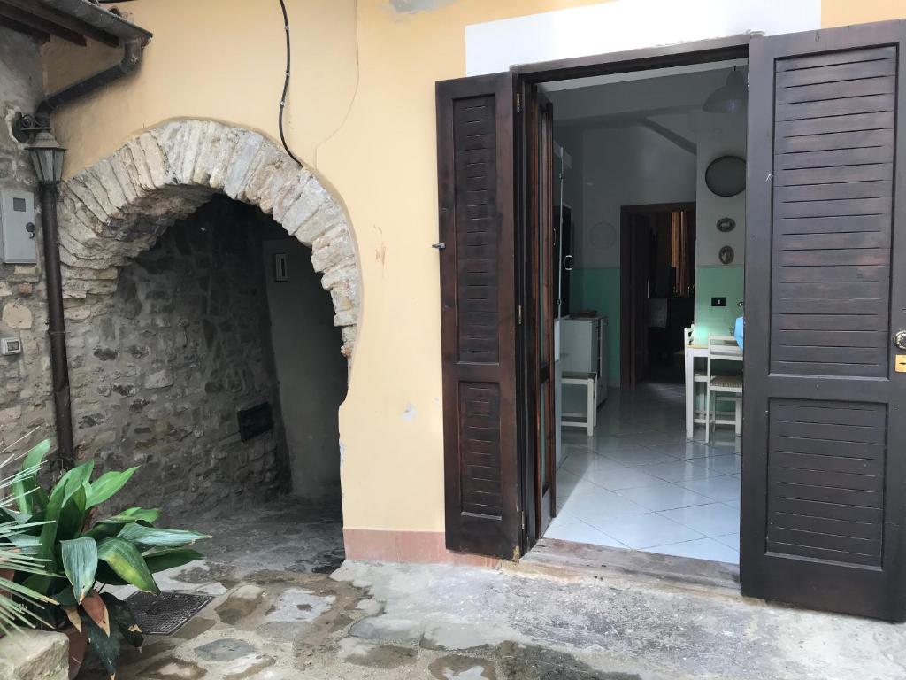 una puerta abierta a una habitación con una pared de piedra en ZIO DOMENICO Al Vicolo en Castellabate