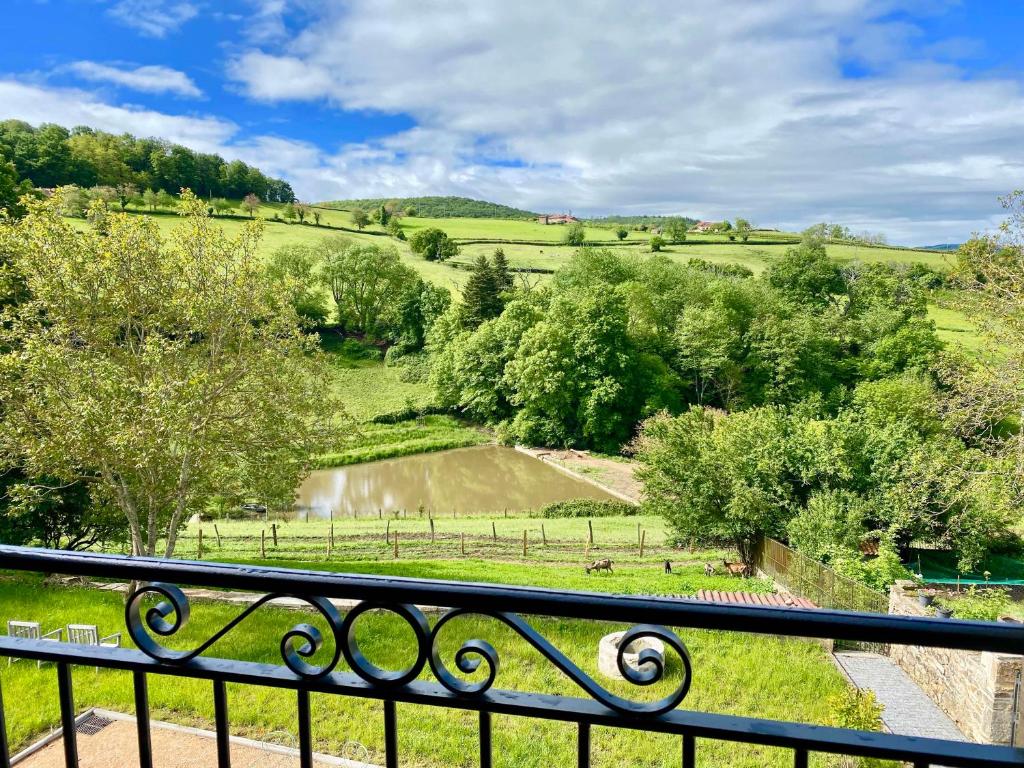 d'un balcon offrant une vue sur un champ. dans l'établissement Maison du Cocher, à Cluny