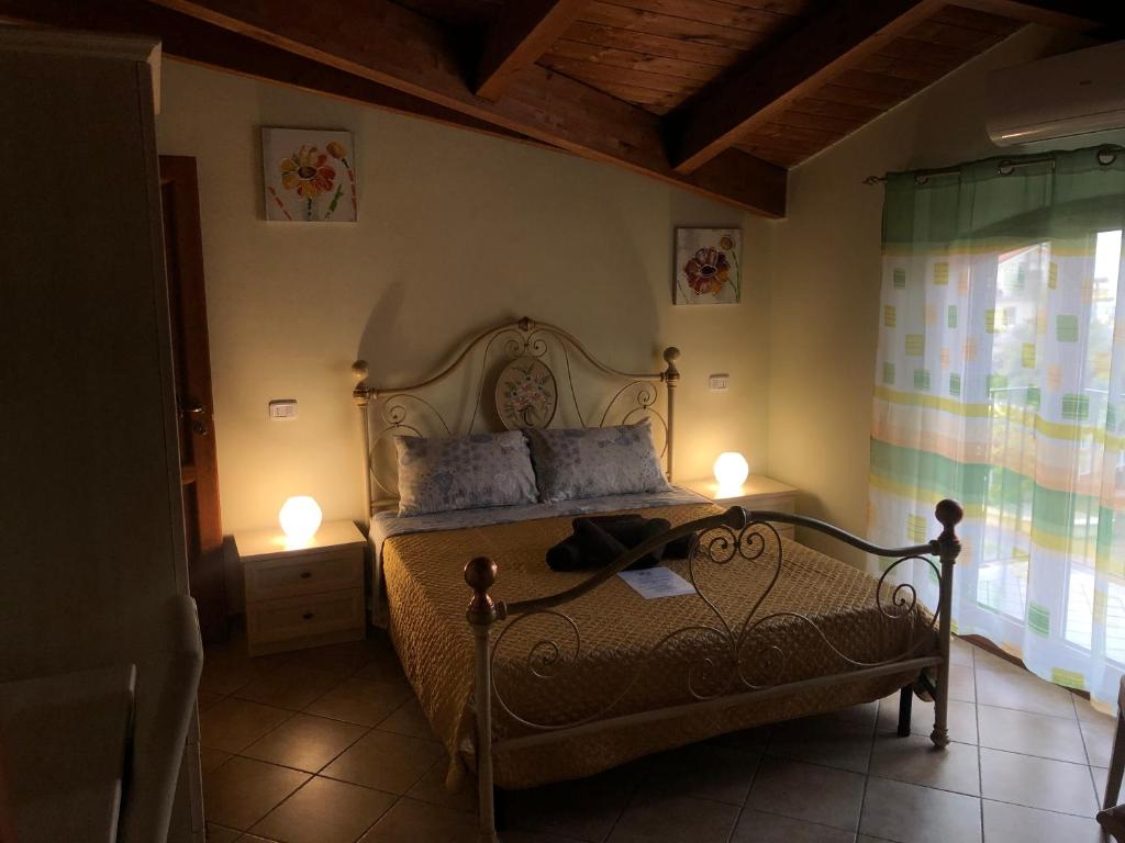 ヴァストにあるB&B Borgo la Marinaのベッドルーム1室(ベッド1台、ライト2つ付)