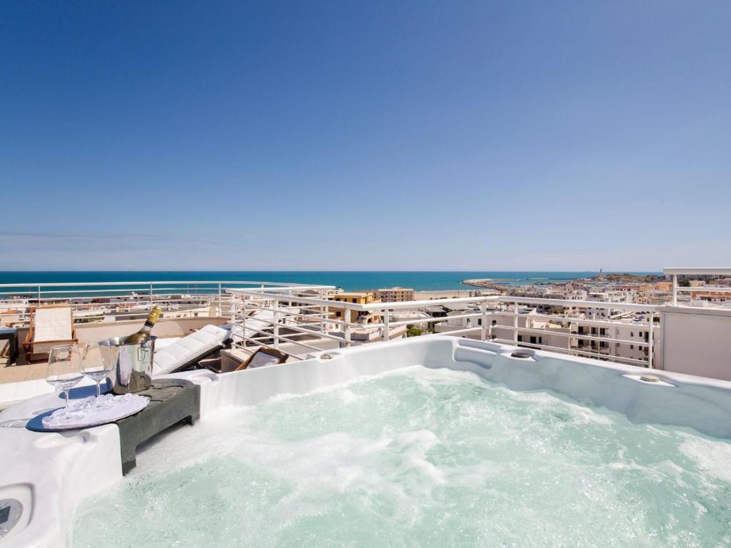 a hot tub on the roof of a hotel at Navicri B&B in Vieste
