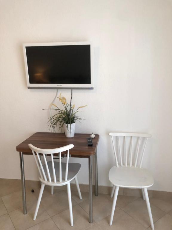 TV a/nebo společenská místnost v ubytování Dalmatia Apartments