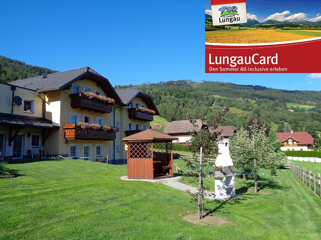 ein großes Haus mit einem Pavillon im Hof in der Unterkunft Eckenhof in Sankt Michael im Lungau