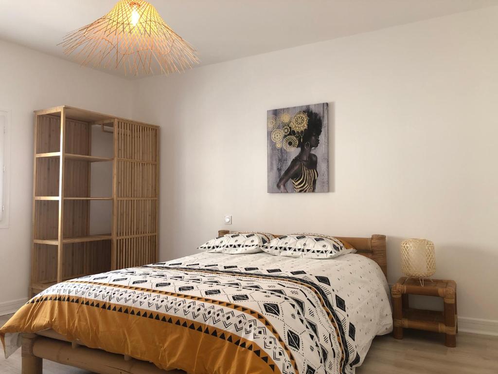 une chambre avec un lit avec une couette noire et blanche dans l'établissement Grande maison centre ville THOUARS, à Thouars