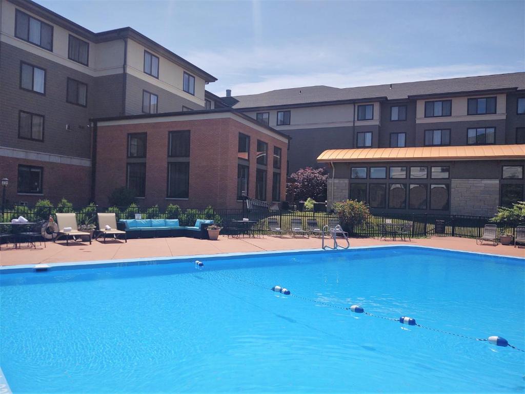 a large blue swimming pool in front of a building at Comfort Inn & Suites South Burlington in Burlington