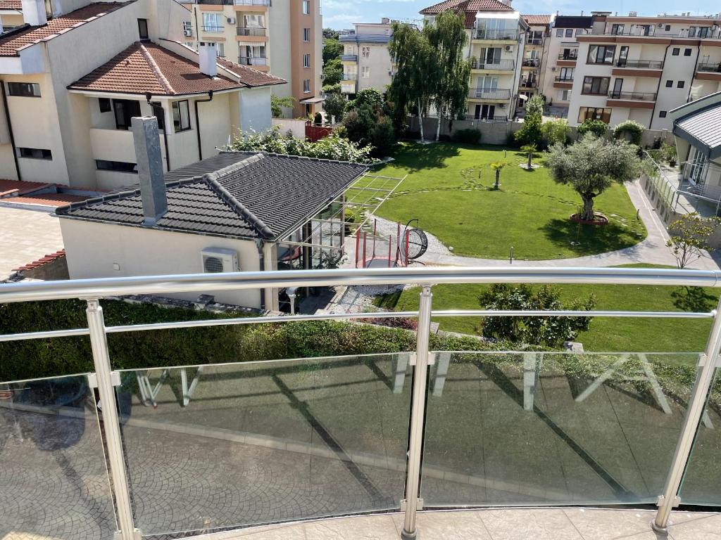 einen Balkon mit Blick auf einen Park und Gebäude in der Unterkunft Day Dream in Burgas City