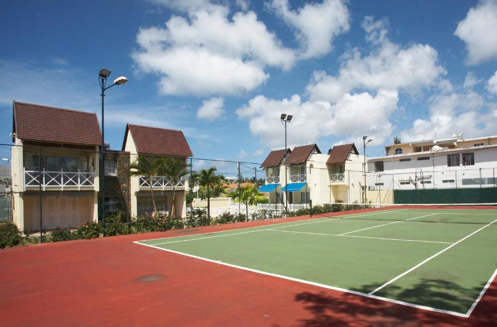 Tenis a/nebo squash v ubytování La Pointe Villas nebo okolí