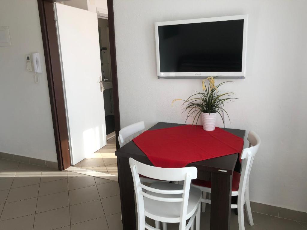 TV a/nebo společenská místnost v ubytování Dalmatia Apartments