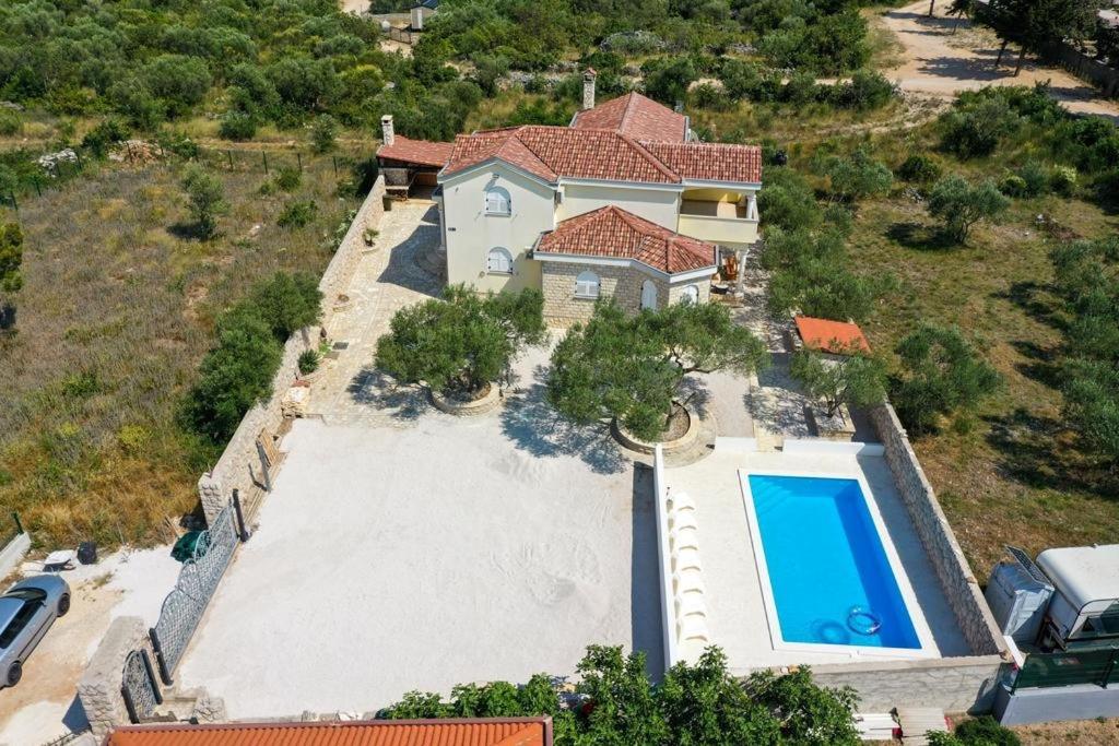 Bazén v ubytovaní Holiday house in Drage with terrace, air conditioning, WiFi, washing machine (4884-1) alebo v jeho blízkosti