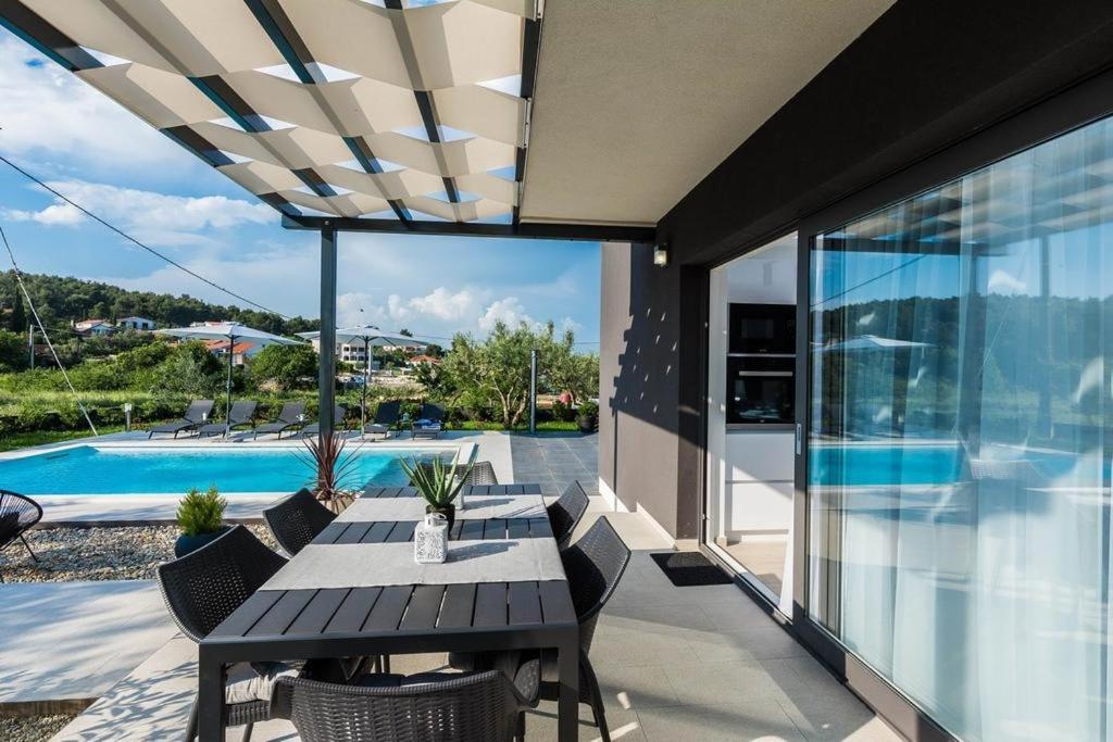 Bazén v ubytovaní Holiday Home in Ždrelac with Seaview, Terrace, Air condition, WIFI (4652-1) alebo v jeho blízkosti