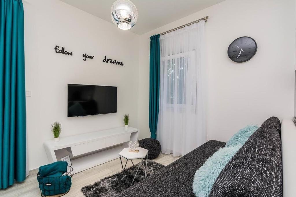Televízia a/alebo spoločenská miestnosť v ubytovaní Holiday Home in Ždrelac with Seaview, Terrace, Air condition, WIFI (4652-1)