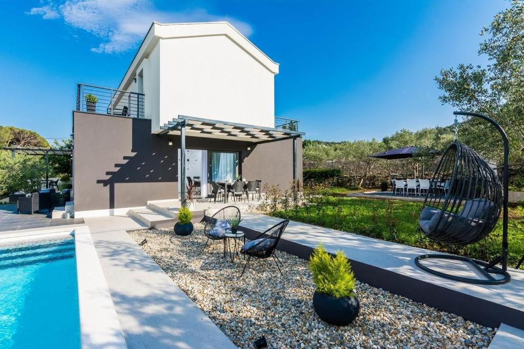 Bazén v ubytovaní Holiday Home in Ždrelac with Seaview, Terrace, Air condition, WIFI (4652-1) alebo v jeho blízkosti
