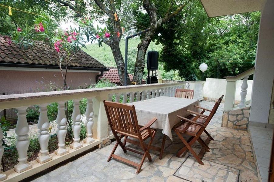 een patio met een tafel en stoelen op een balkon bij 2-bedroom Apartment with terrace in Povile 3542-1 in Povile