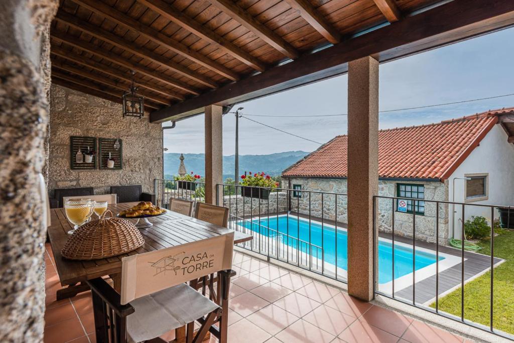 Cette villa offre une vue sur la piscine. dans l'établissement Casa da Torre - Paraíso no norte de Portugal, à Cabeceiras de Basto