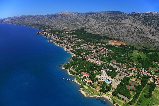 widok z powietrza na wyspę w wodzie w obiekcie Apartment 627-2 w mieście Starigrad-Paklenica