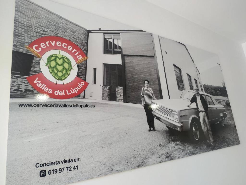 mężczyzna stojący obok samochodu przed garażem w obiekcie Edificio Valles del Lúpulo (DUPLEX) w mieście Astorga