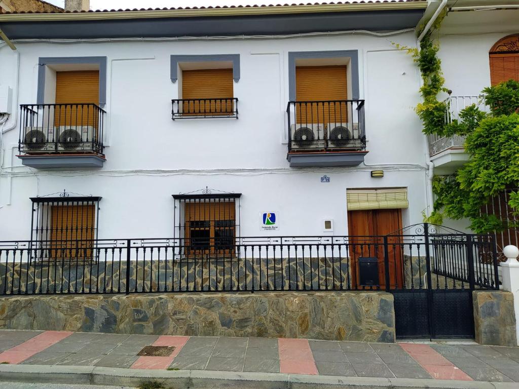 格拉納達的住宿－Casa Montilla，白色的建筑,设有窗户和阳台