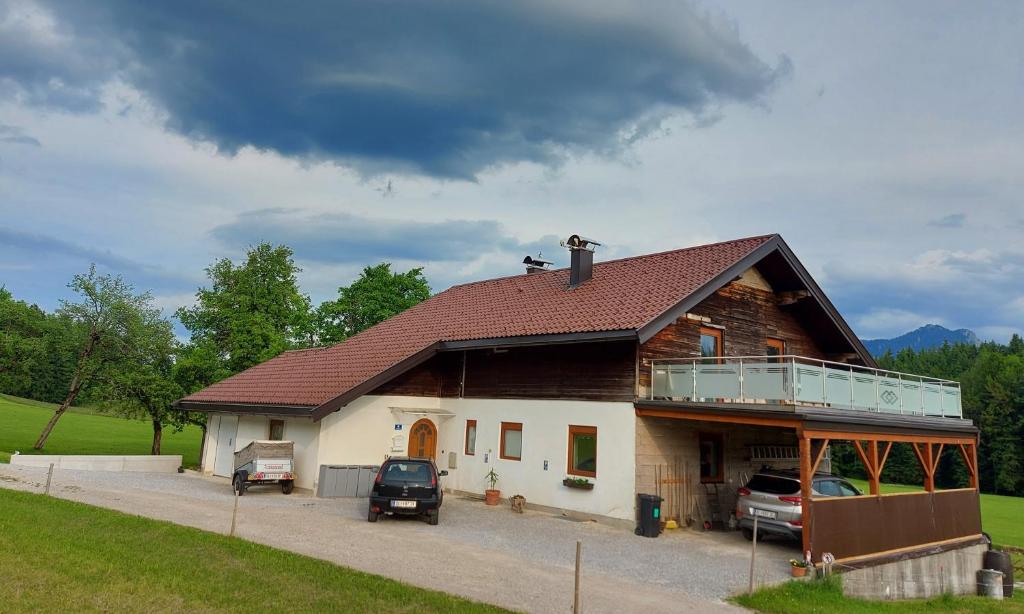 una casa con un coche aparcado delante de ella en Landhaus Dersch en Thalgau