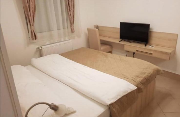 TV a/nebo společenská místnost v ubytování RoyalWings apartman Jagodina