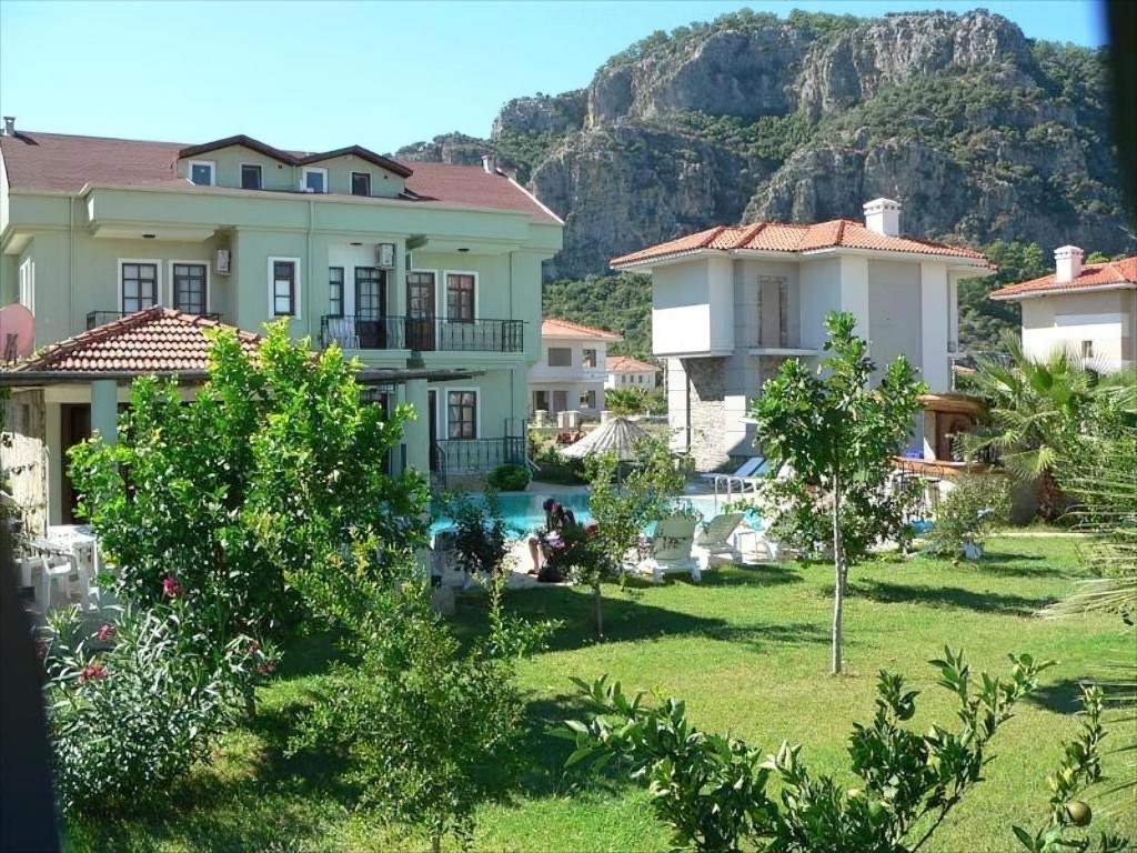 a group of houses with a mountain in the background at Sirius star otel in Ortaca