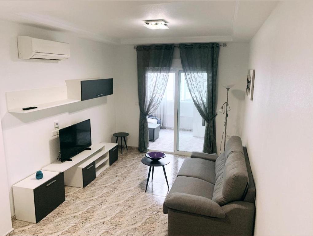 Televízia a/alebo spoločenská miestnosť v ubytovaní Apartamento Lola
