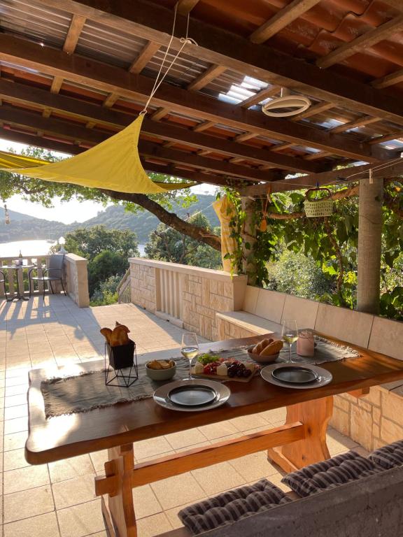 Un restaurante o sitio para comer en Apartment Vanja