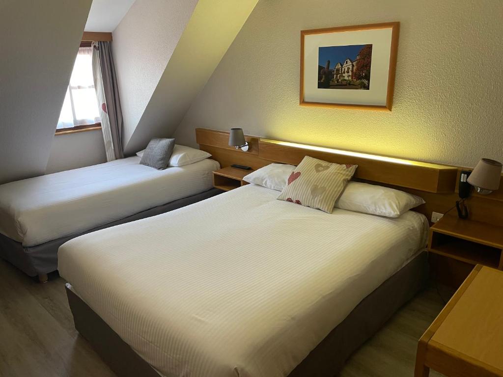 Postel nebo postele na pokoji v ubytování Hôtel Sainte Odile