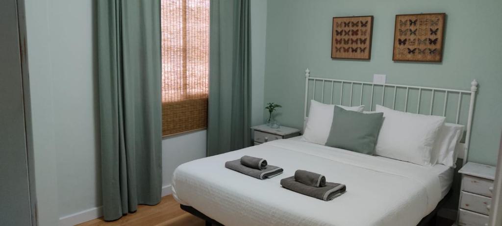 Un dormitorio con una cama con dos toallas encima. en Casa Tío Luis, en Santa Cruz de la Palma