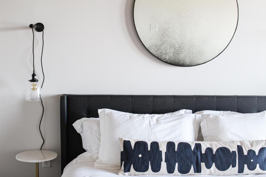 Postel nebo postele na pokoji v ubytování Bowline Hotel