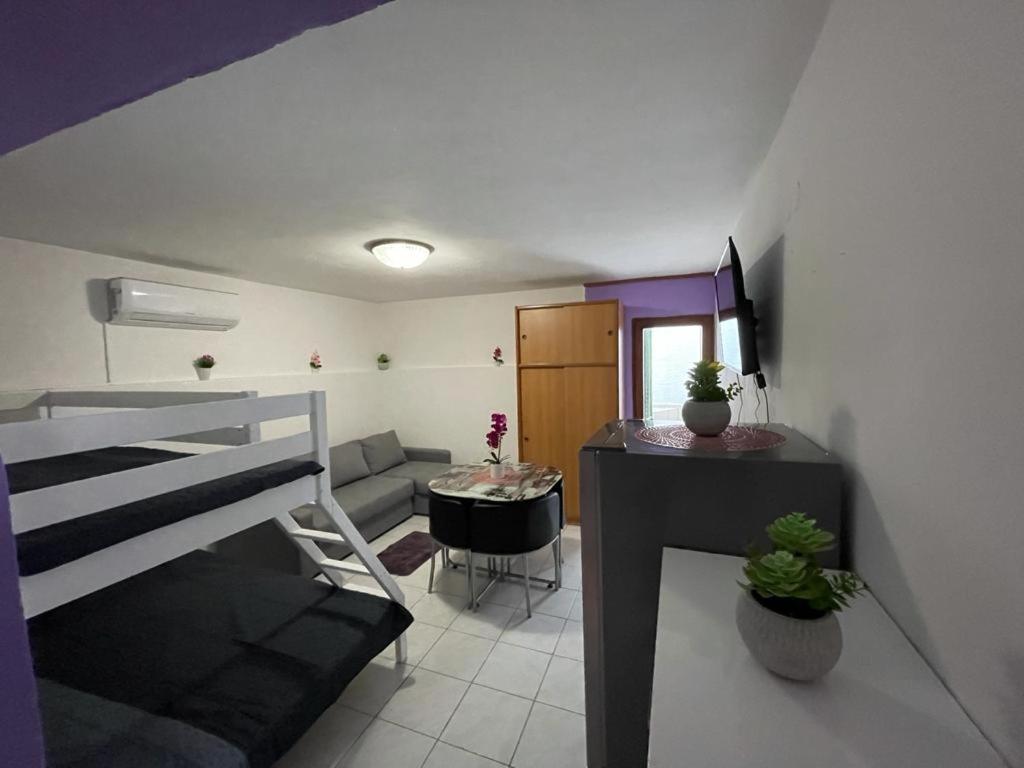 Ένα ή περισσότερα κρεβάτια σε δωμάτιο στο EMSO apartmani