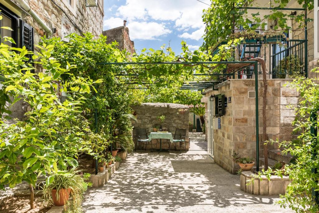 un callejón en una casa vieja con plantas en Apartment Silvana, en Split