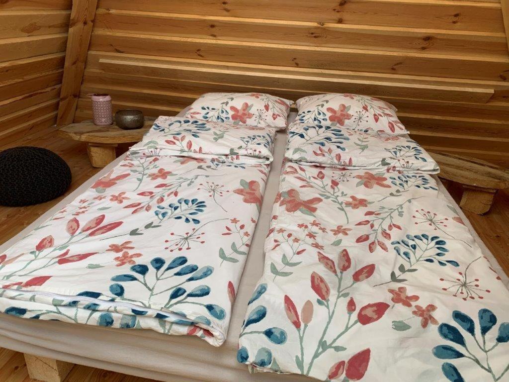 Postel nebo postele na pokoji v ubytování Hillside Bio Glamping