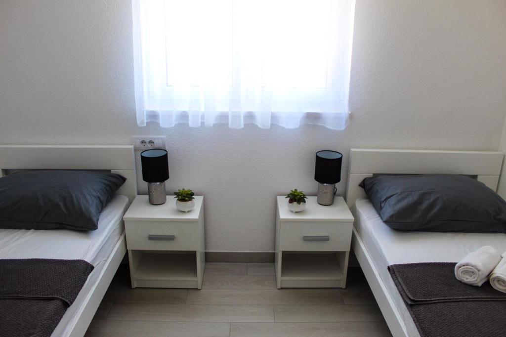 Łóżko lub łóżka w pokoju w obiekcie Apartmani Manuela