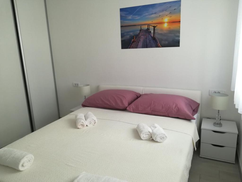 Łóżko lub łóżka w pokoju w obiekcie Apartmani Manuela