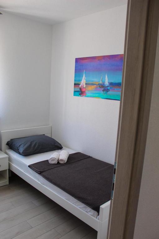 Łóżko lub łóżka w pokoju w obiekcie Apartmani Manuela