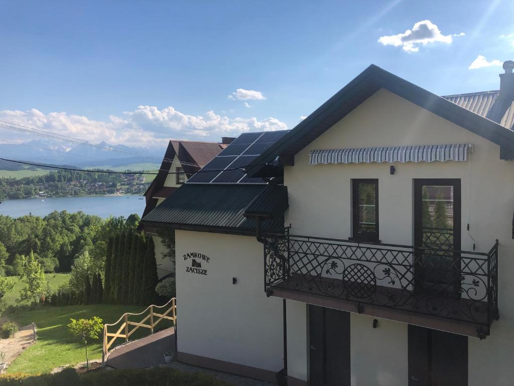 a house with solar panels on the roof at Zamkowe Zacisze in Czorsztyn