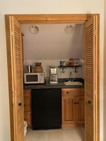 Kuchyň nebo kuchyňský kout v ubytování Lolly's Treehouse