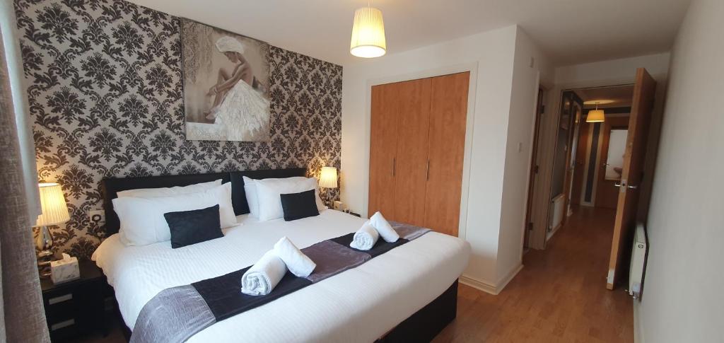 a hotel room with a large bed with white pillows at Jacobs Apartment Edinburgh in Edinburgh