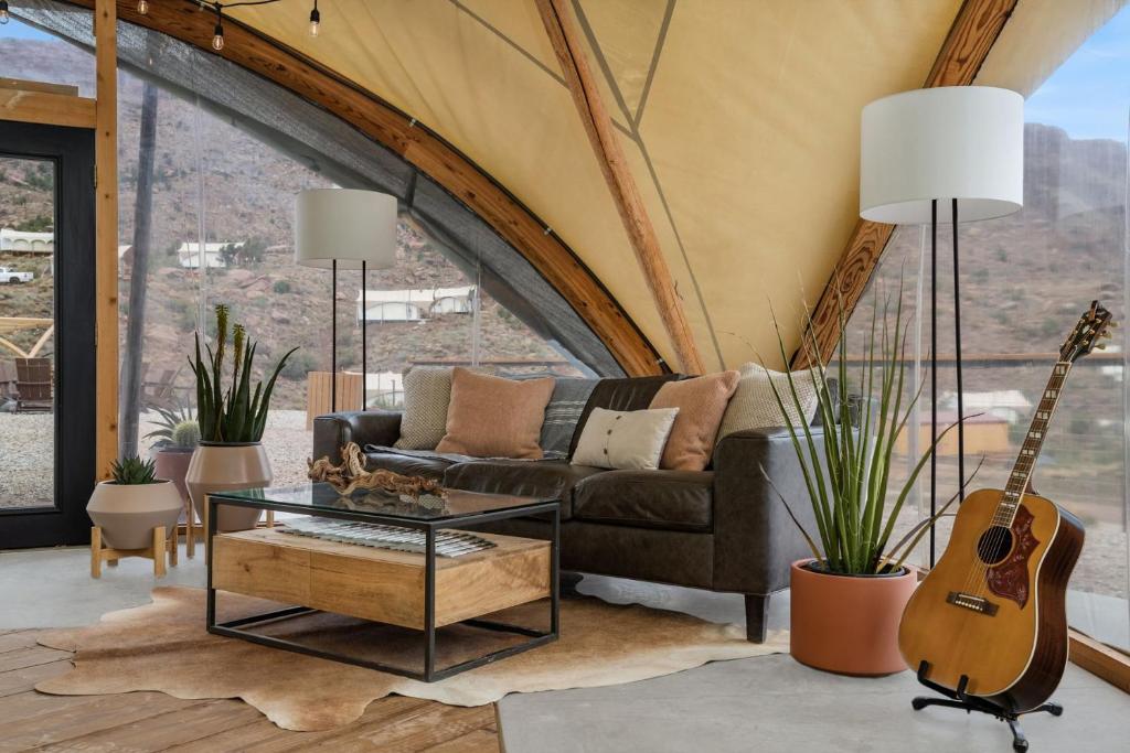 Nespecifikovaný výhled na hory nebo výhled na hory při pohledu z luxury tent