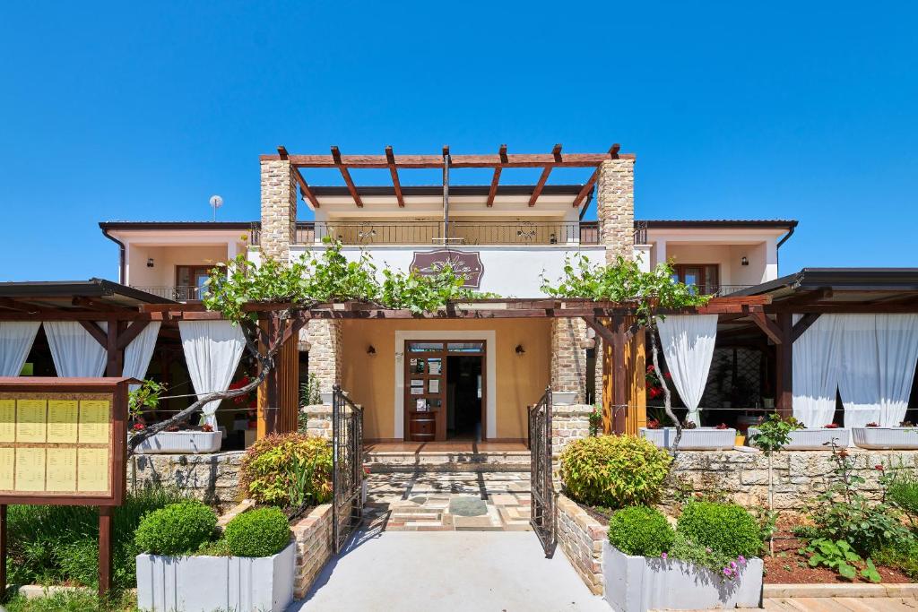 a house with a pathway leading to the front door at Sobe Sole in Umag