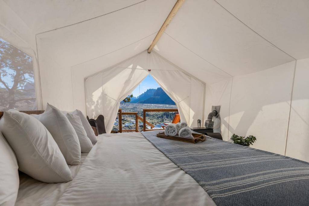 Postel nebo postele na pokoji v ubytování Under Canvas Zion