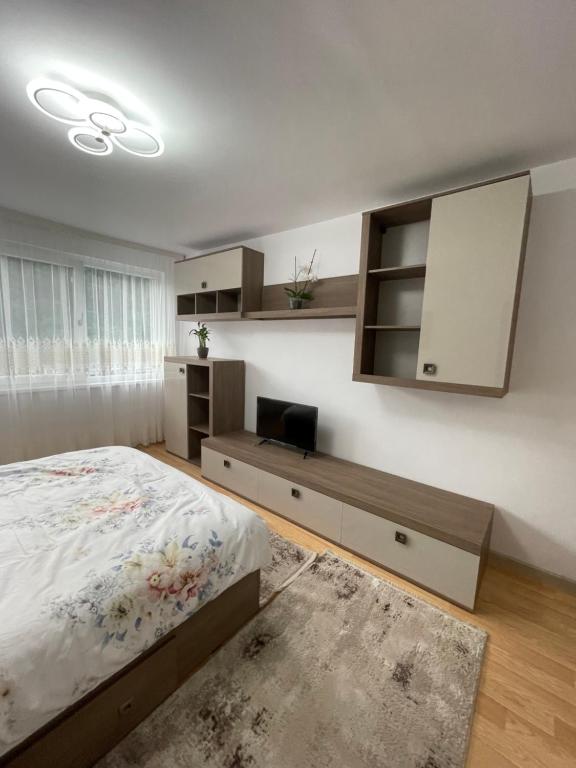 Un pat sau paturi într-o cameră la Apartament Denisa