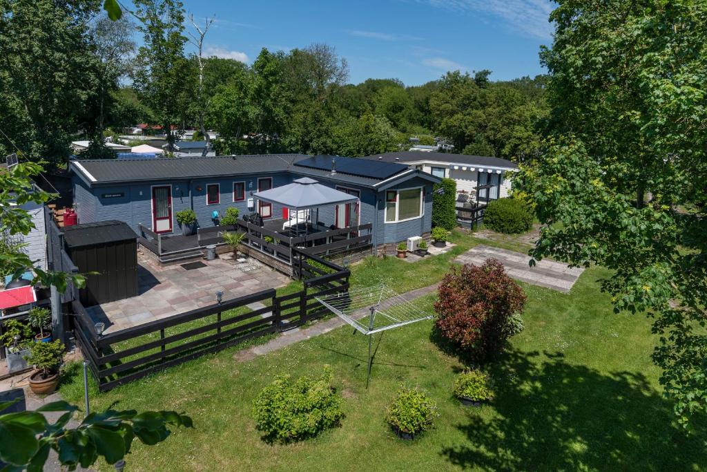 uma vista aérea de uma casa com um quintal em Groot hoek Chalet met Airco ,Wasmachine, Vaatwasser,Droger en luxe keuken en zwembad op camping! Immer Besser! em Rijs