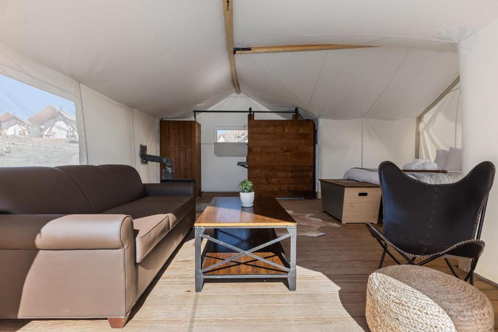 Posezení v ubytování Under Canvas Zion