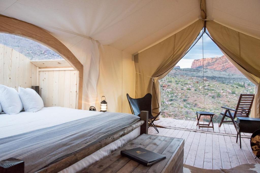 Nespecifikovaný výhled na hory nebo výhled na hory při pohledu z luxury tent