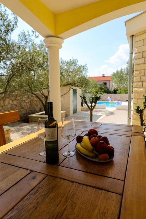 Bazén v ubytovaní Holiday house in Drage with terrace, air conditioning, WiFi, washing machine (4884-1) alebo v jeho blízkosti