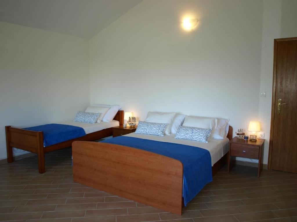 Posteľ alebo postele v izbe v ubytovaní Holiday house in Drage with terrace, air conditioning, WiFi, washing machine (4884-1)