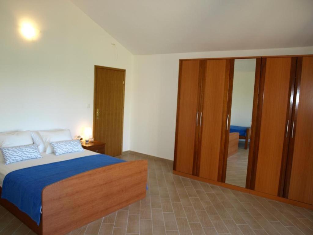 Posteľ alebo postele v izbe v ubytovaní Holiday house in Drage with terrace, air conditioning, WiFi, washing machine (4884-1)